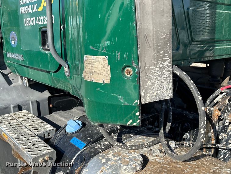 image for item YA2280 2016 Mack CXU613 semi truck