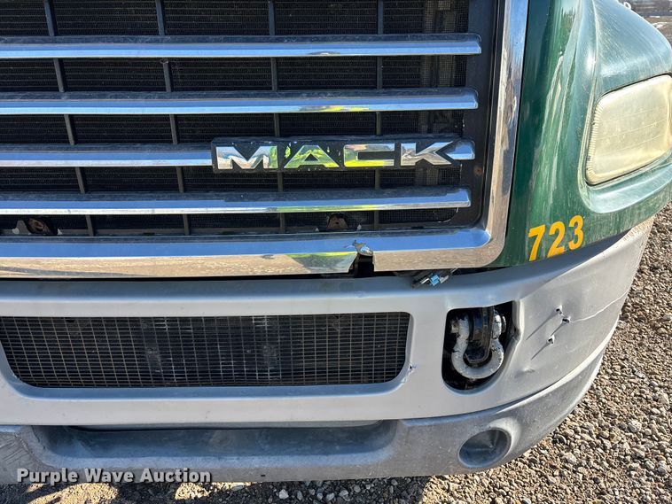 image for item YA2280 2016 Mack CXU613 semi truck
