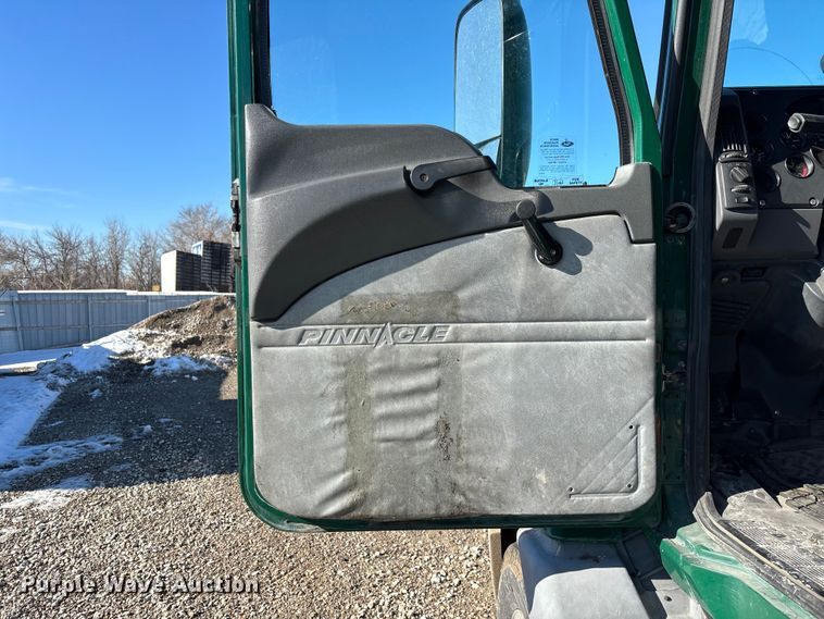 image for item YA2280 2016 Mack CXU613 semi truck