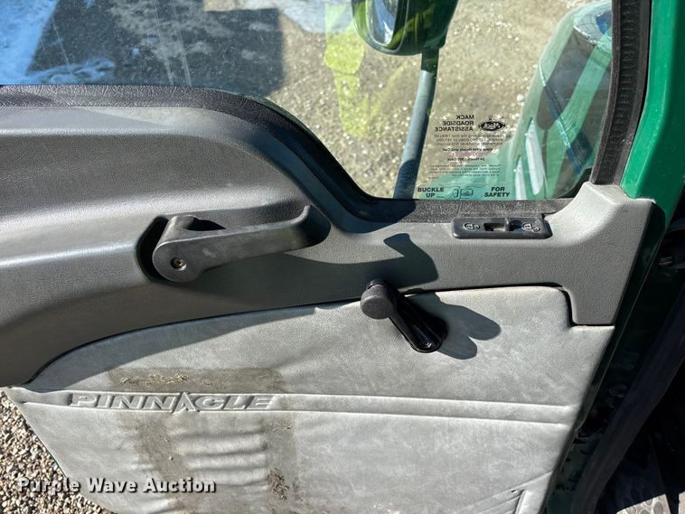 image for item YA2280 2016 Mack CXU613 semi truck