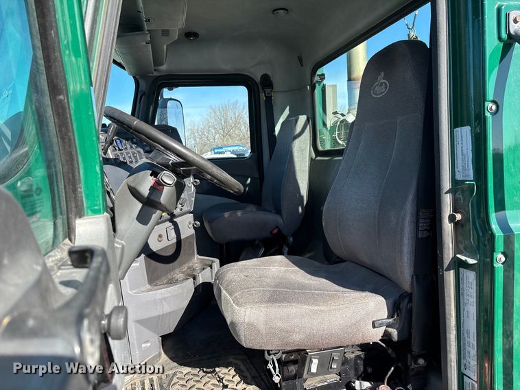 image for item YA2280 2016 Mack CXU613 semi truck