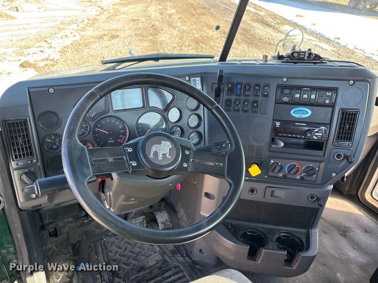 image for item YA2280 2016 Mack CXU613 semi truck