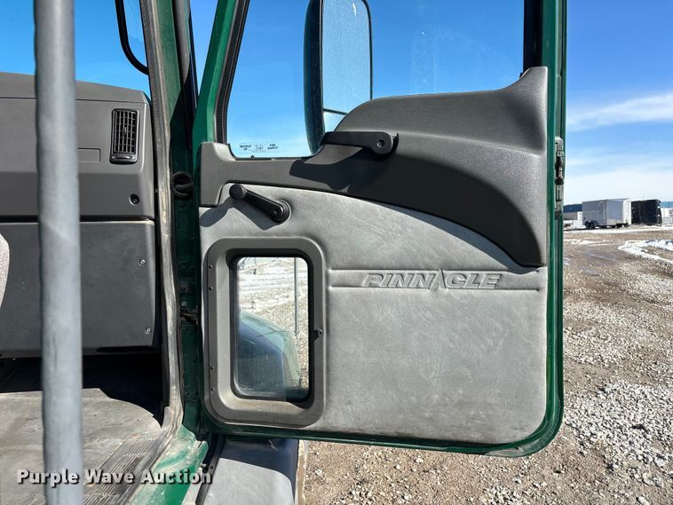 image for item YA2280 2016 Mack CXU613 semi truck