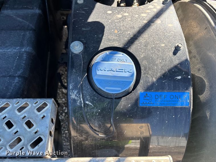 image for item YA2280 2016 Mack CXU613 semi truck