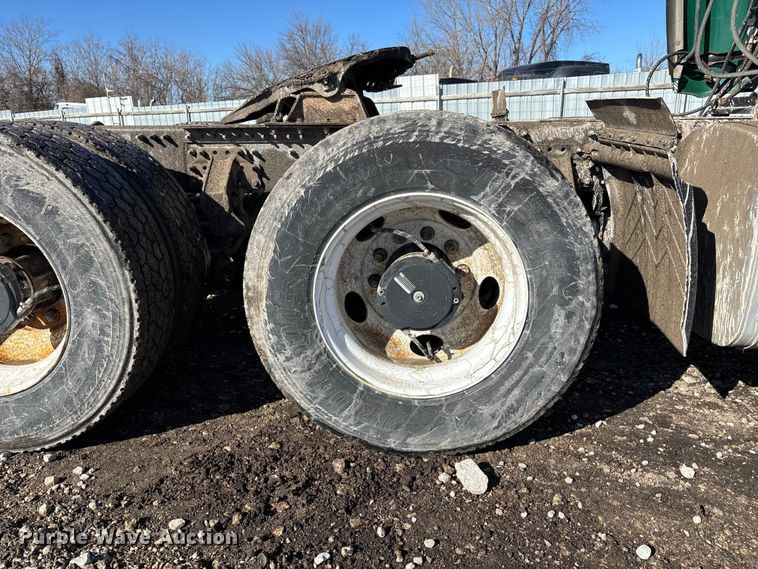 image for item YA2280 2016 Mack CXU613 semi truck