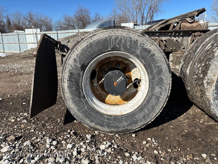 image for item YA2280 2016 Mack CXU613 semi truck