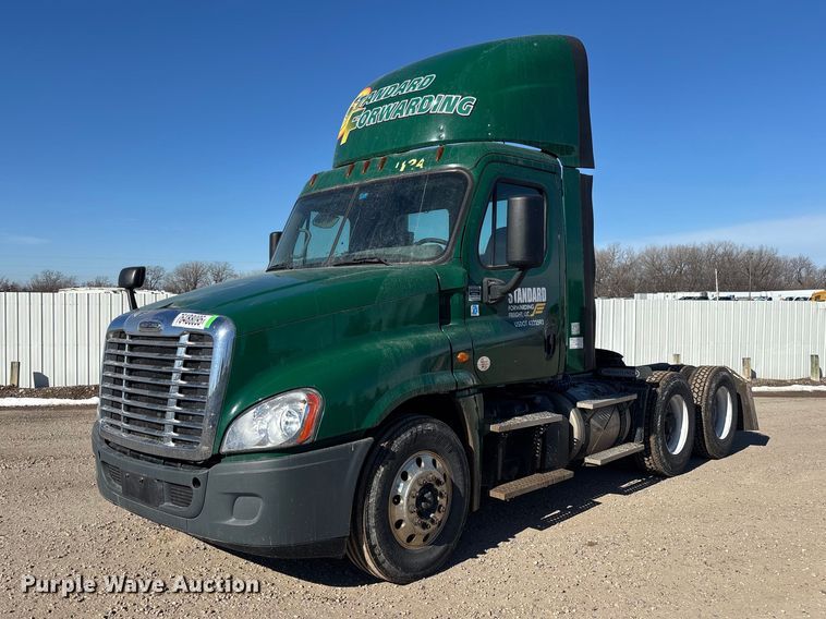 image for item YA2281 2017 Freightliner Cascadia 125 semi truck