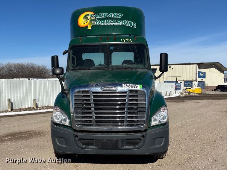 image for item YA2281 2017 Freightliner Cascadia 125 semi truck