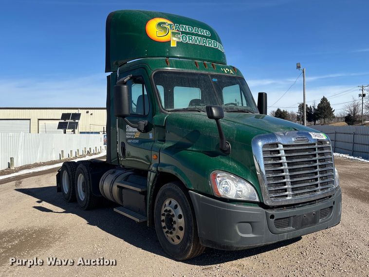image for item YA2281 2017 Freightliner Cascadia 125 semi truck