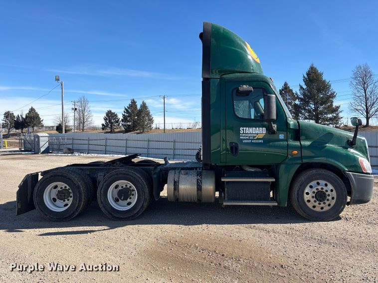 image for item YA2281 2017 Freightliner Cascadia 125 semi truck