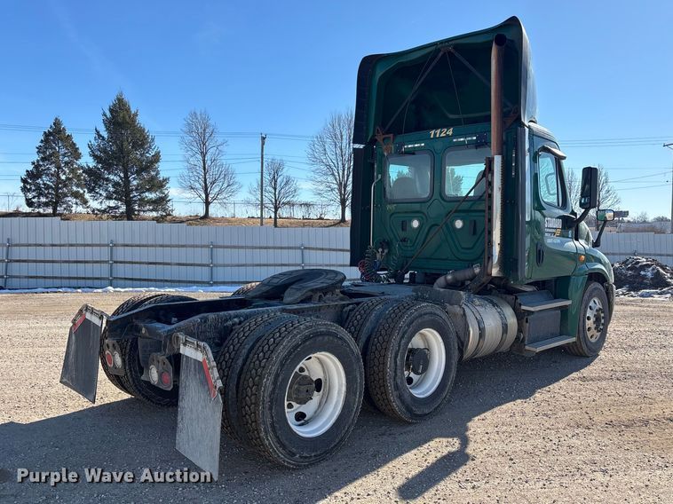 image for item YA2281 2017 Freightliner Cascadia 125 semi truck