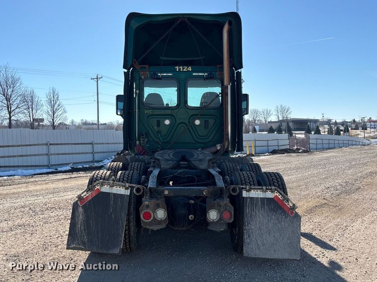 image for item YA2281 2017 Freightliner Cascadia 125 semi truck