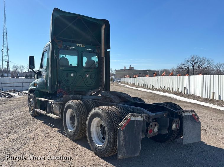 image for item YA2281 2017 Freightliner Cascadia 125 semi truck