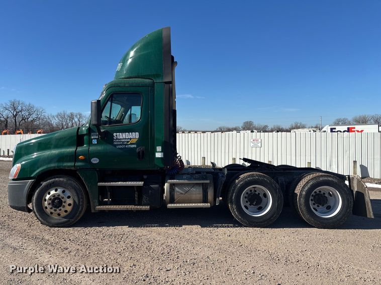 image for item YA2281 2017 Freightliner Cascadia 125 semi truck