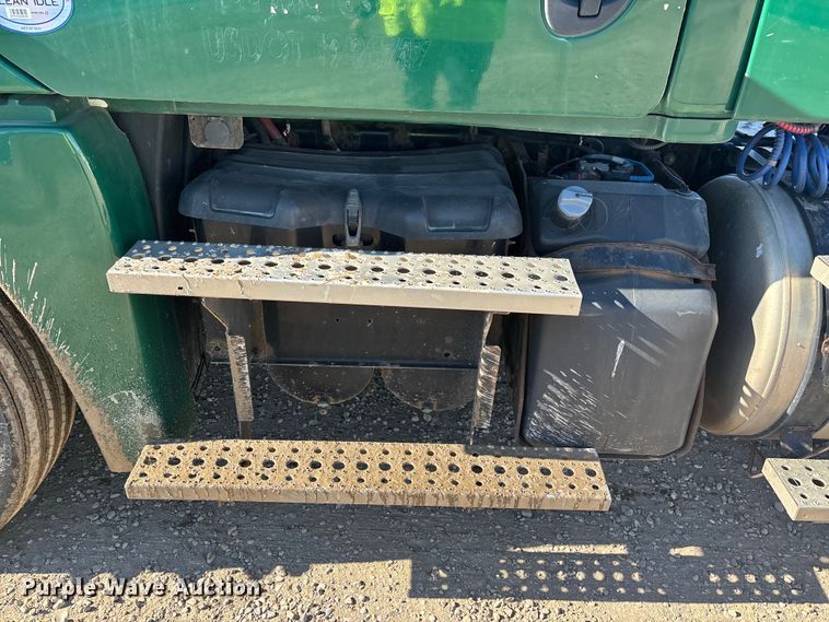 image for item YA2281 2017 Freightliner Cascadia 125 semi truck