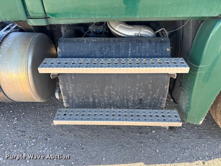 image for item YA2281 2017 Freightliner Cascadia 125 semi truck