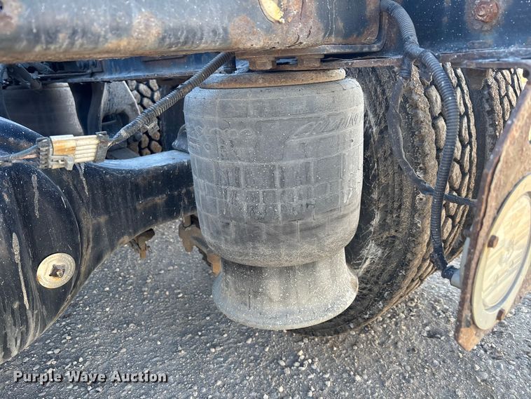 image for item YA2281 2017 Freightliner Cascadia 125 semi truck