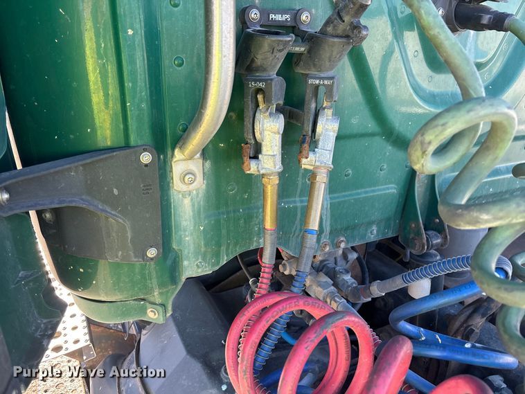 image for item YA2281 2017 Freightliner Cascadia 125 semi truck