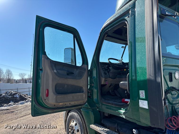 image for item YA2281 2017 Freightliner Cascadia 125 semi truck