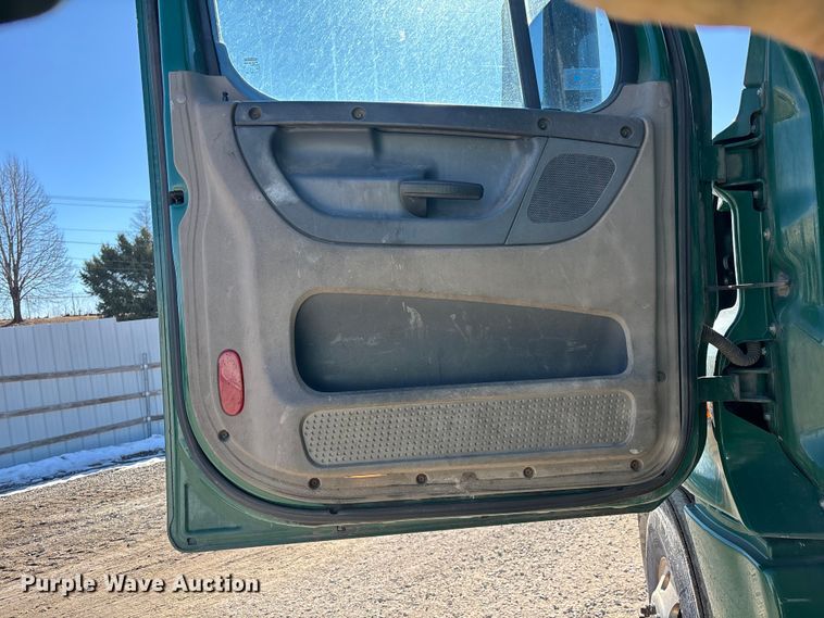 image for item YA2281 2017 Freightliner Cascadia 125 semi truck