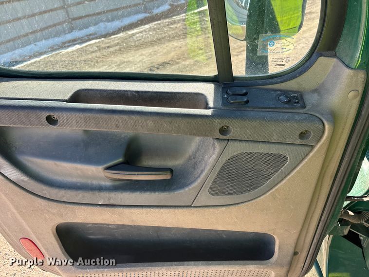 image for item YA2281 2017 Freightliner Cascadia 125 semi truck