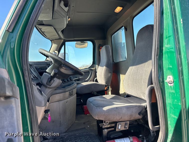 image for item YA2281 2017 Freightliner Cascadia 125 semi truck