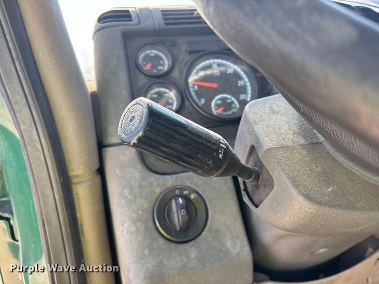 image for item YA2281 2017 Freightliner Cascadia 125 semi truck