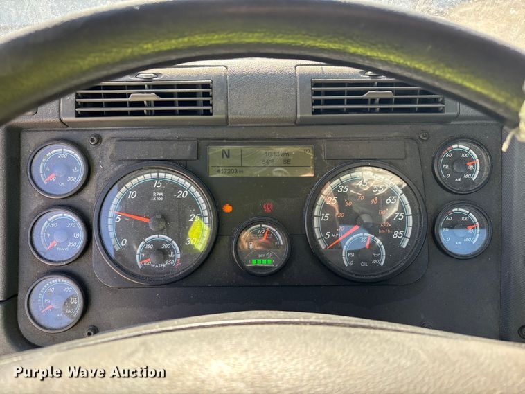 image for item YA2281 2017 Freightliner Cascadia 125 semi truck