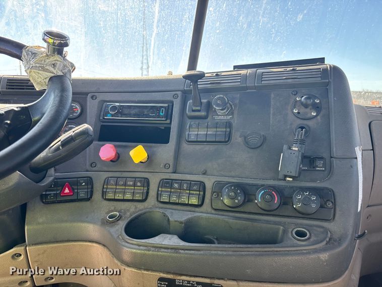 image for item YA2281 2017 Freightliner Cascadia 125 semi truck