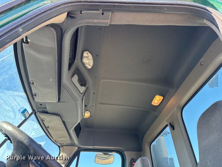 image for item YA2281 2017 Freightliner Cascadia 125 semi truck