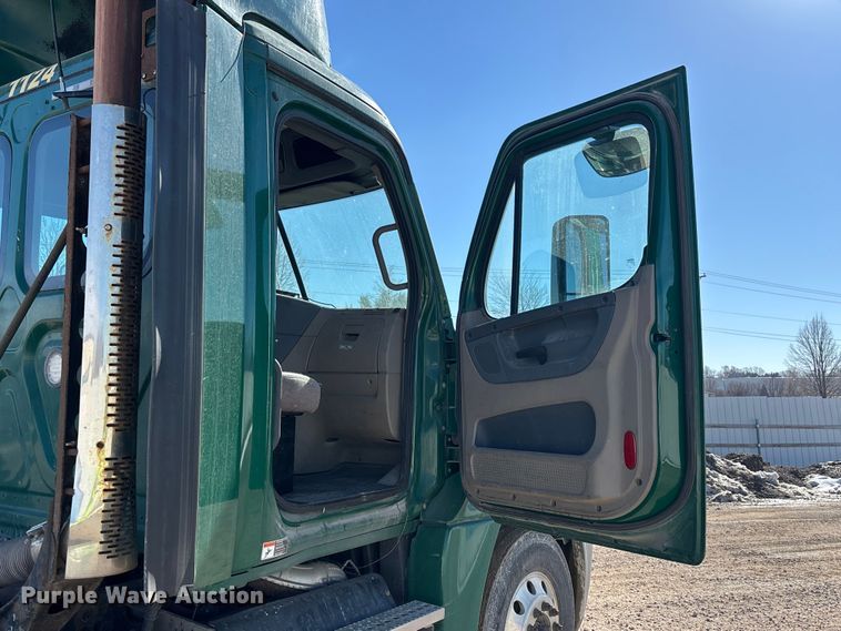 image for item YA2281 2017 Freightliner Cascadia 125 semi truck