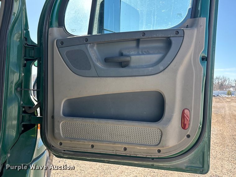 image for item YA2281 2017 Freightliner Cascadia 125 semi truck