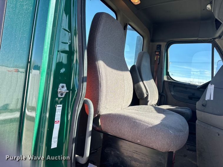 image for item YA2281 2017 Freightliner Cascadia 125 semi truck