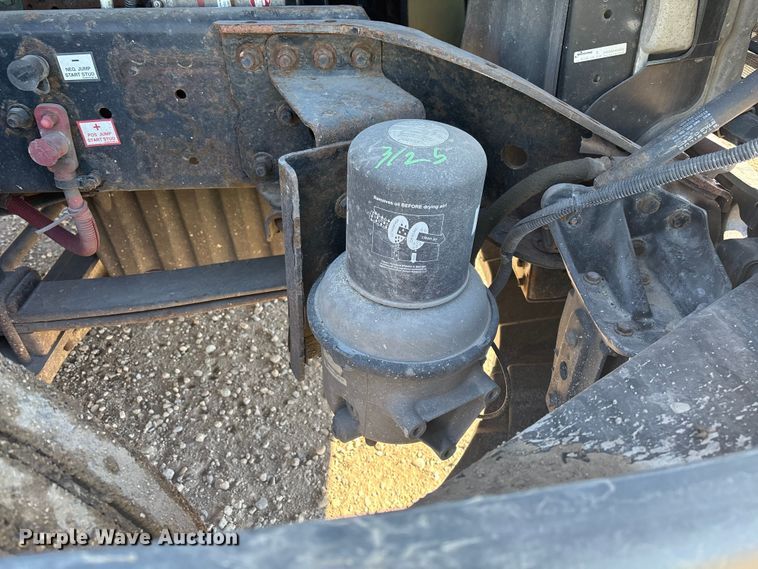 image for item YA2281 2017 Freightliner Cascadia 125 semi truck