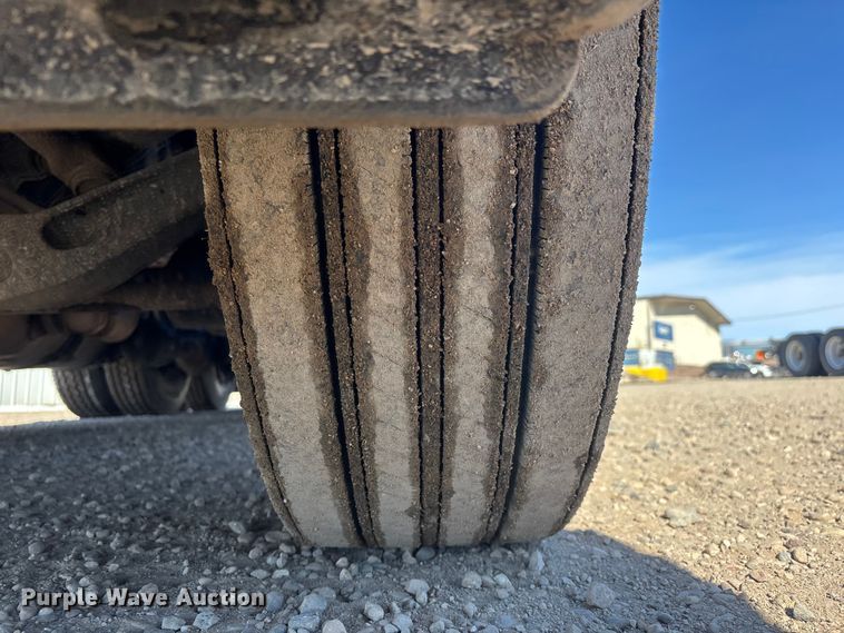 image for item YA2281 2017 Freightliner Cascadia 125 semi truck