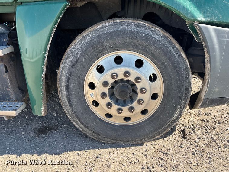 image for item YA2281 2017 Freightliner Cascadia 125 semi truck