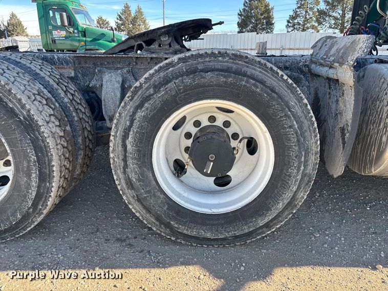 image for item YA2281 2017 Freightliner Cascadia 125 semi truck