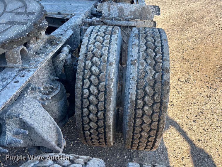 image for item YA2281 2017 Freightliner Cascadia 125 semi truck