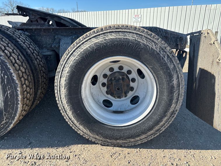 image for item YA2281 2017 Freightliner Cascadia 125 semi truck