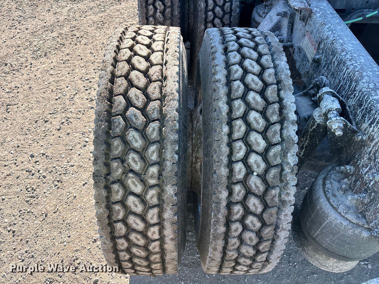 image for item YA2281 2017 Freightliner Cascadia 125 semi truck