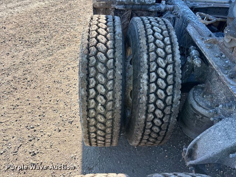 image for item YA2281 2017 Freightliner Cascadia 125 semi truck