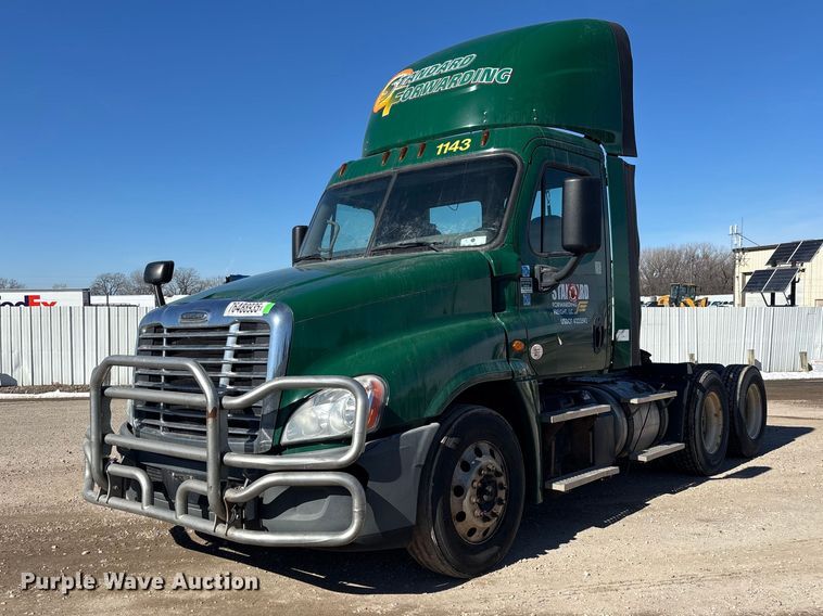 image for item YA2282 2017 Freightliner Cascadia 125 semi truck