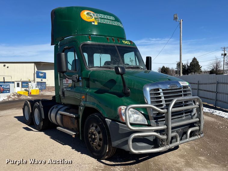 image for item YA2282 2017 Freightliner Cascadia 125 semi truck
