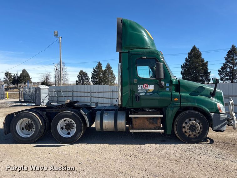 image for item YA2282 2017 Freightliner Cascadia 125 semi truck