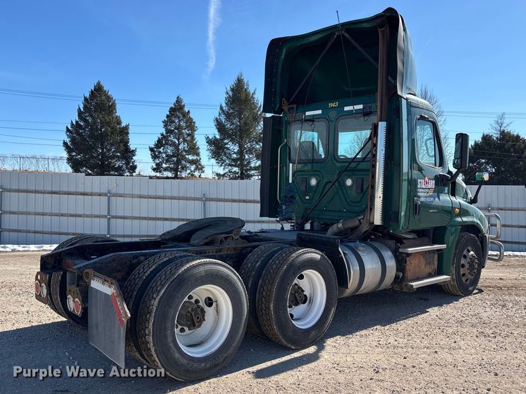 image for item YA2282 2017 Freightliner Cascadia 125 semi truck