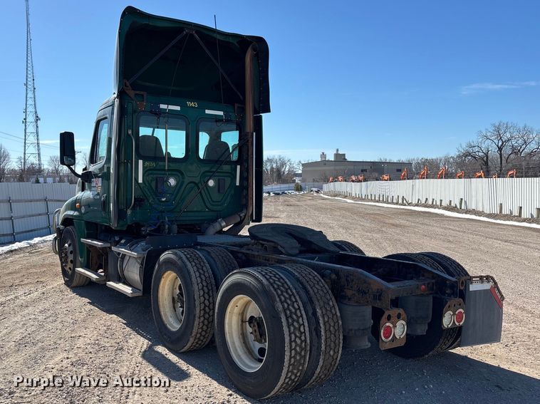 image for item YA2282 2017 Freightliner Cascadia 125 semi truck