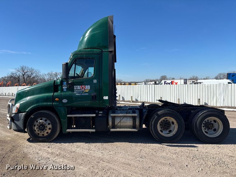 image for item YA2282 2017 Freightliner Cascadia 125 semi truck