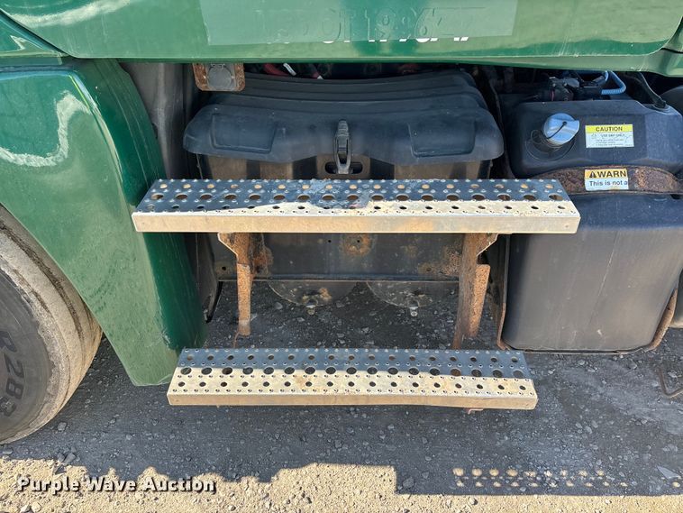 image for item YA2282 2017 Freightliner Cascadia 125 semi truck