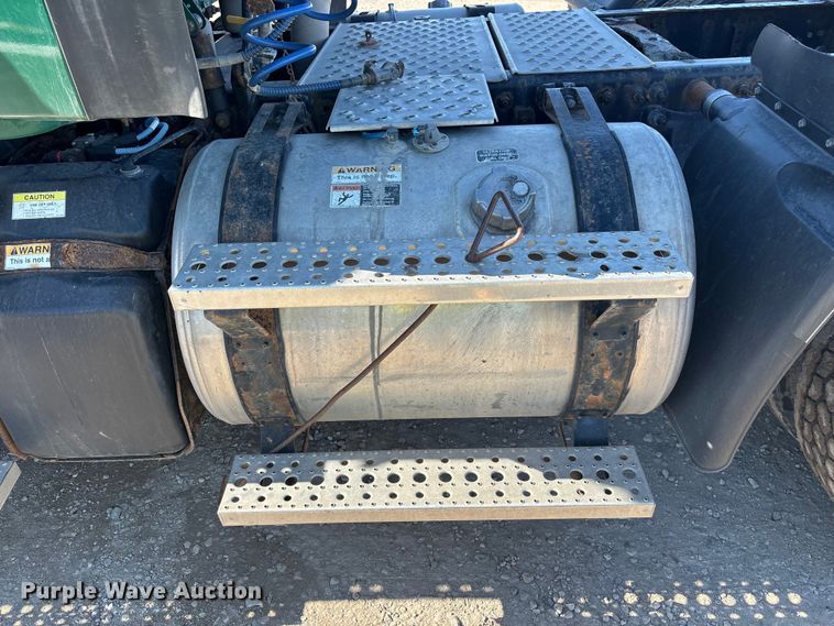 image for item YA2282 2017 Freightliner Cascadia 125 semi truck