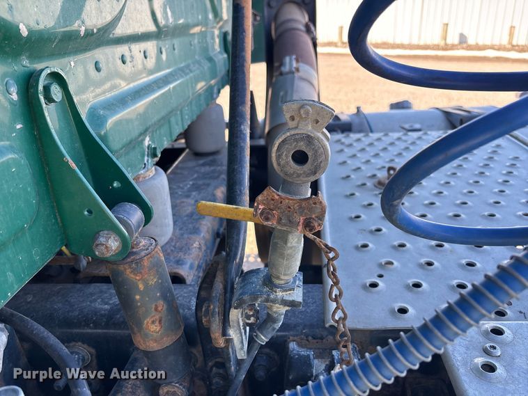 image for item YA2282 2017 Freightliner Cascadia 125 semi truck